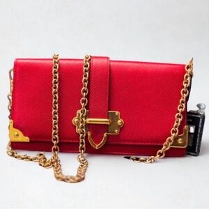 Prada
Cahier leather handbag
Very good condition
Red, Leather